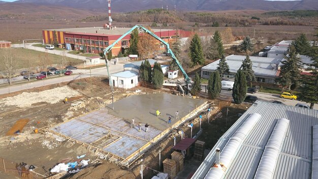 Photo vue aérienne d'un chantier de construction pendant le versement du ciment