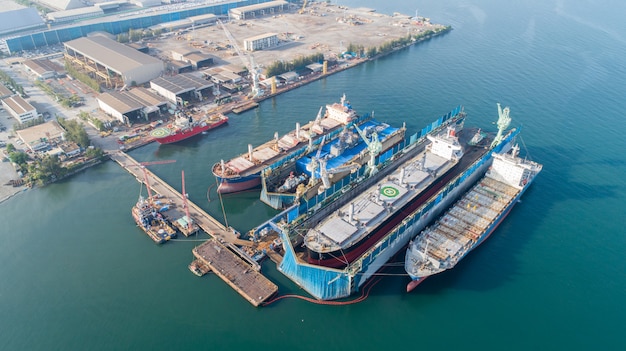 Vue aérienne d&#39;un chantier naval en réparation