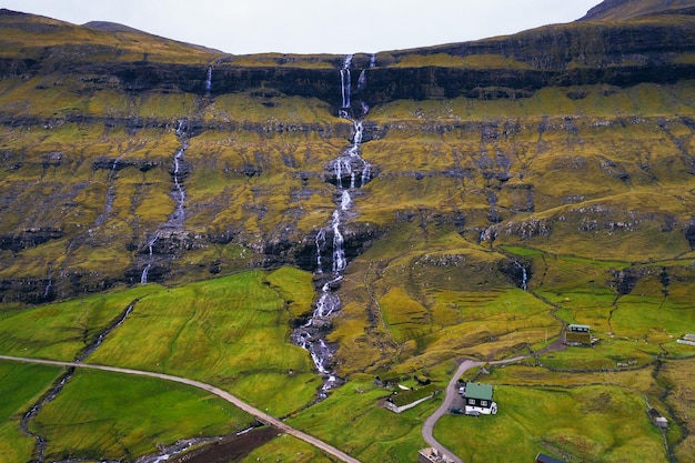 Vue aérienne des chutes d'eau dans le village de Saksun sur les îles Féroé