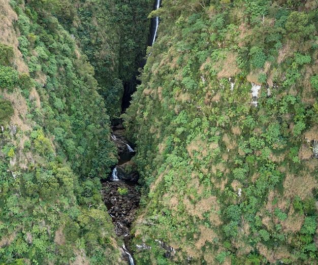 Vue aérienne des chutes d'Hanakoa sur l'île hawaïenne de Kauai depuis un vol en hélicoptère