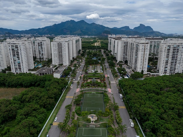 Vue aérienne de Cidade Jardim, à JacarÃƒÂƒÃ'ÂƒÃƒÂ'Ã'Â©pagua à Rio de Janeiro, Brésil. Bâtiments résidentiels et montagnes en arrière-plan. Temps nuageux. Photo drone.