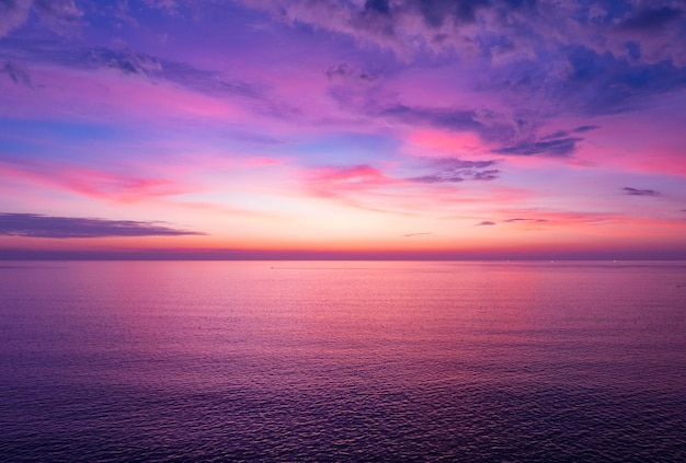 Vue aérienne ciel coucher de soleil Nature belle lumière Coucher de soleil ou lever de soleil sur la mer Paysage majestueux dramatique coloré Ciel avec des nuages et des vagues étonnants dans le ciel coucher de soleil fond de nuage clair violet