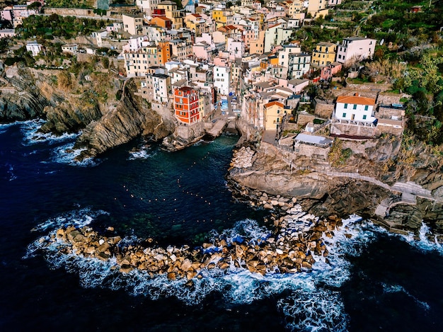 Vue aérienne des Cinque Terre Riomaggiore Italie Beau paysage avec vue sur la mer bleue et la côte rocheuse d'en haut