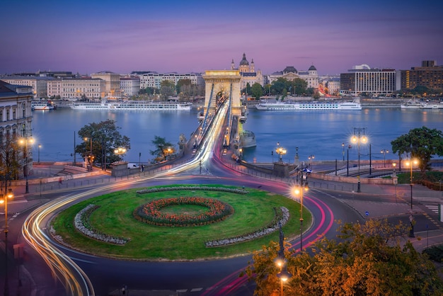 Vue aérienne de la circulation au rond-point de Clark Adam Square avec le pont à chaînes de Szechenyi et le Danube Budapest Hongrie