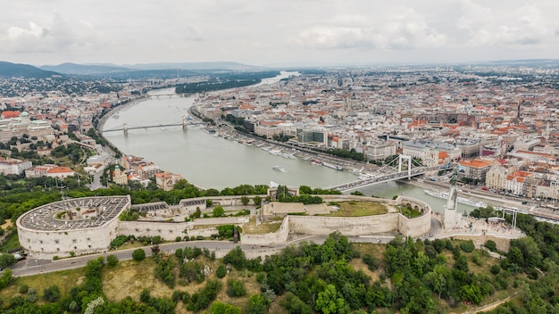 Vue aérienne de la Citadelle et de la Statue de la Liberté à Budapest