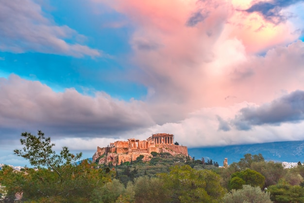 Photo vue aérienne de la colline de l'acropole, couronnée du parthénon au coucher du soleil à athènes, grèce