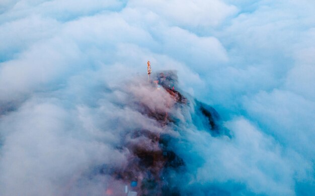 vue aérienne de la colline de Manungkot au-dessus du brouillard pendant la saison hivernale au Népal