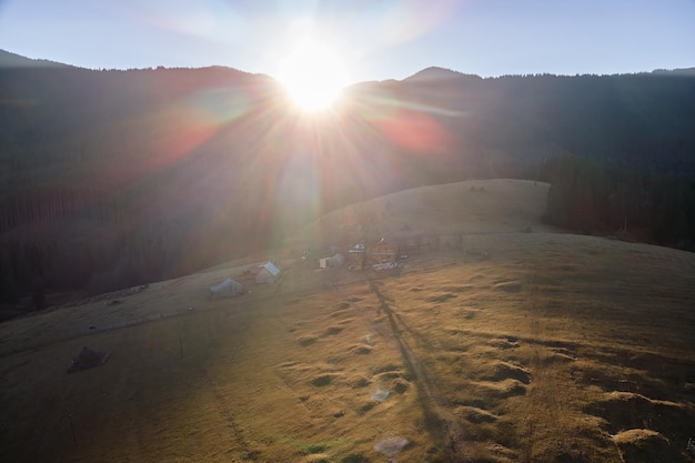 Vue aérienne de la colline de la montagne avec de petites huttes de berger en soirée