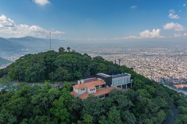 Vue aérienne de la colline de San Bernardo avec la ville de Salta derrière