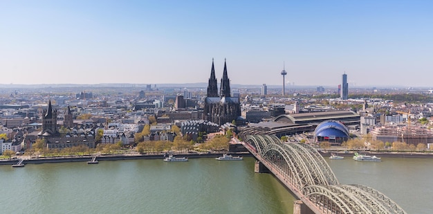 Vue aérienne de Cologne au printemps