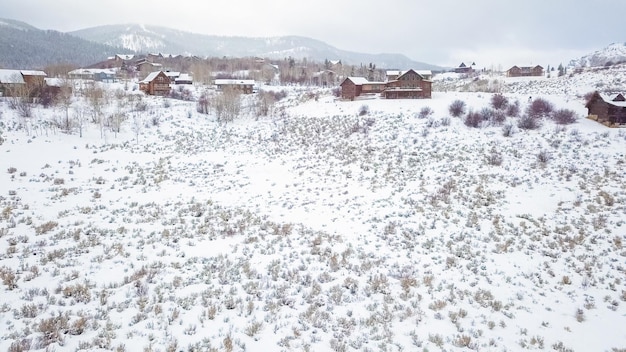 Vue aérienne de la communauté rurale de montagne en hiver.