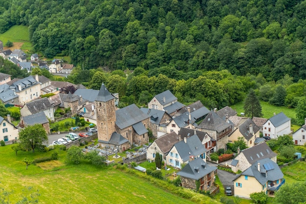Vue aérienne de la commune de Borce dans les Pyrénées françaises et ses belles montagnes