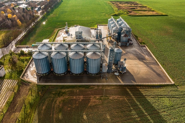Vue aérienne sur complexe agro-industriel avec silos et ligne de séchage de grains