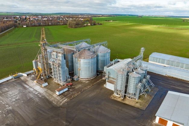 Vue aérienne sur complexe agro-industriel avec silos et ligne de séchage de grains