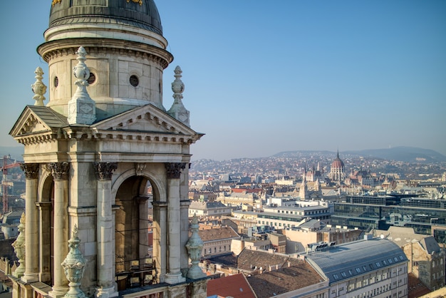 Vue aérienne de la construction architecturale du clocher de la Basilique Saint-Étienne de Budapest, Hongrie sur fond de ciel bleu clair.