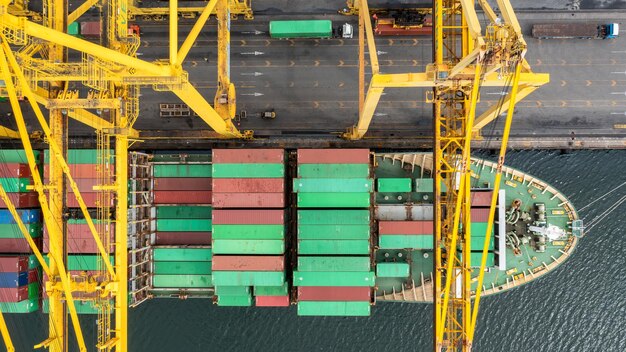 Vue aérienne d'un conteneur dans un port industriel avec port de grue Importation logistique commerciale mondiale