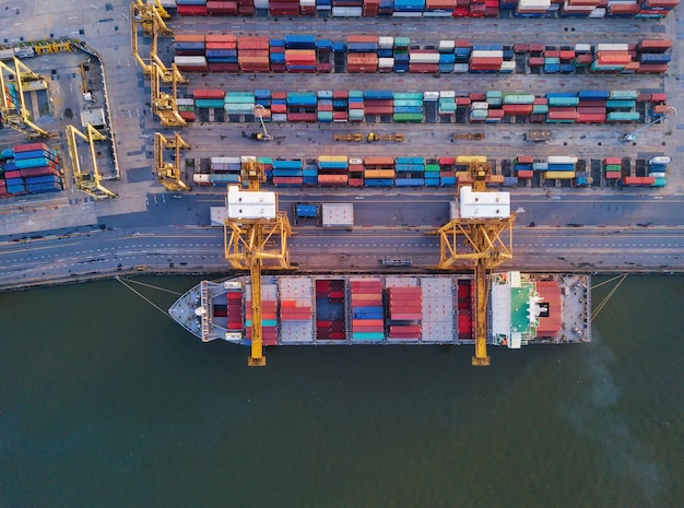 Vue aérienne des conteneurs au port