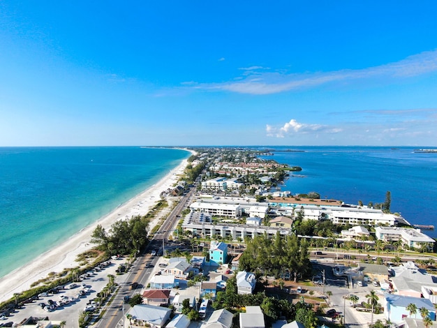 Vue aérienne de Coquina Beach avec plage de sable blanc et la route principale Anna Maria Island Florida USA