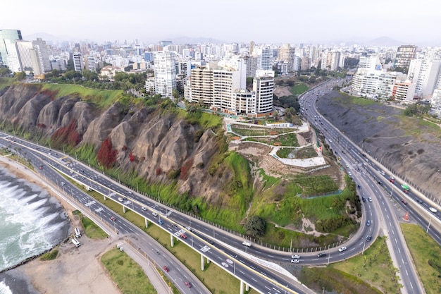 Vue aérienne de La Costa Verde et de la promenade de Miraflores à Lima