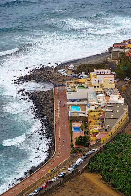 Vue aérienne de la côte de Gran Canaria avec des maisons et des vagues dans la mer. Espagne, Europe,