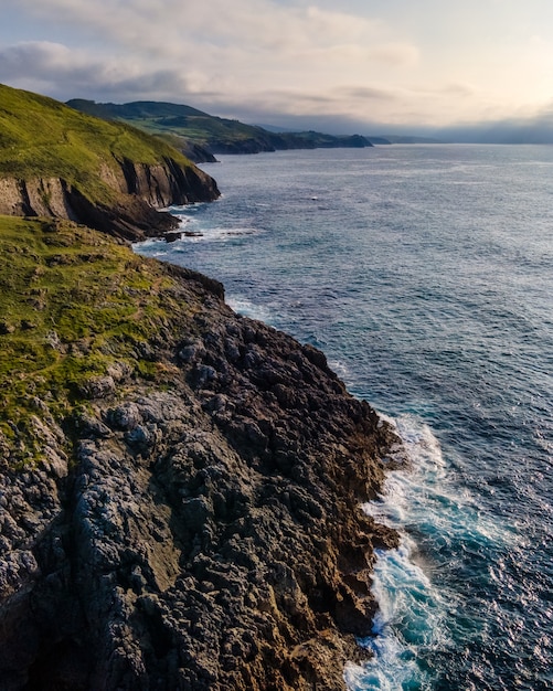 Vue aérienne de la côte avec de grandes falaises au coucher du soleil. Cantabrie.