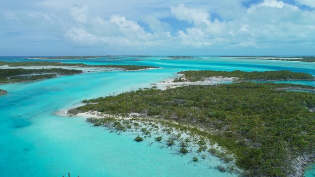 Vue aérienne de la côte de l'île de Compass Cay Exumas Bahamas