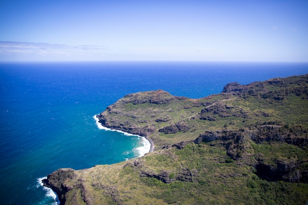 Photo vue aérienne de la côte de na pali à kauai hawaii