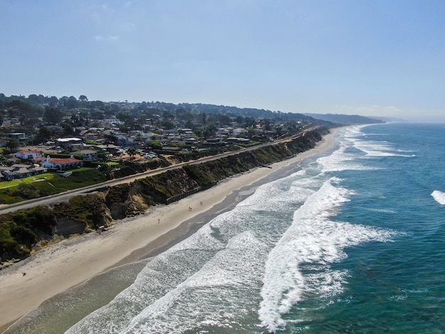 Vue aérienne de la côte et de la plage de Del Mar, comté de San Diego, Californie, États-Unis.