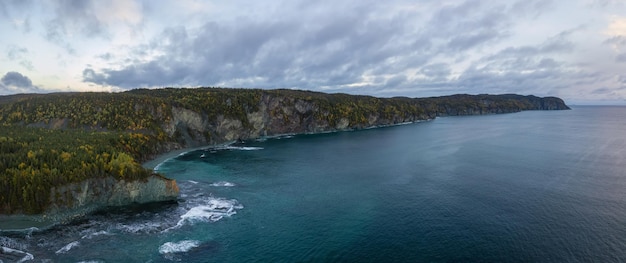 Vue aérienne d'une côte rocheuse de l'océan Atlantique Terre-Neuve Canada