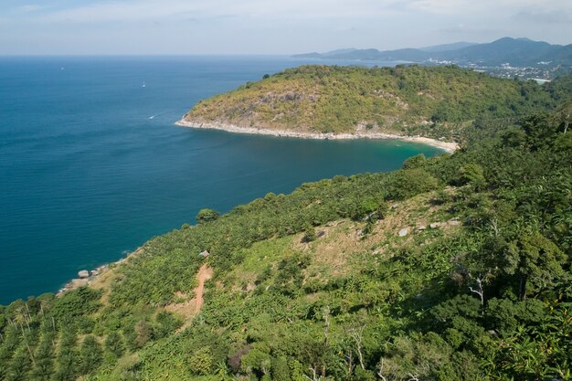 Vue aérienne de la côte rocheuse