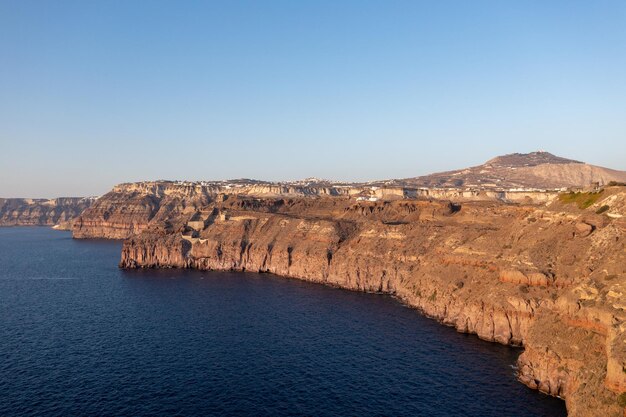 Photo vue aérienne de la côte de santorin en grèce depuis akrotiri au coucher du soleil