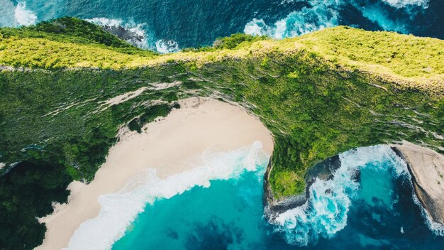 Vue aérienne de la côte tropicale de l'île de Nusa Penida plage de Kelingking Indonésie magnifique plage aux eaux bleues