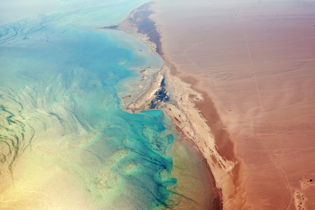 Vue aérienne de la côte turquoise et d'une plage de sable