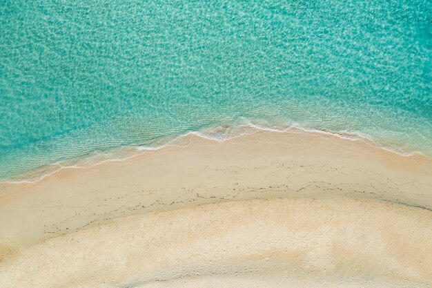 Vue aérienne de la côte, des vagues, de la plage, de l'eau cristalline, d'un paysage d'été magnifique, du soleil.