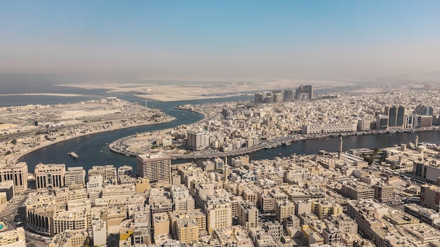 Vue aérienne de la crique de Dubaï, des quartiers de Bur Dubaï et de Deira