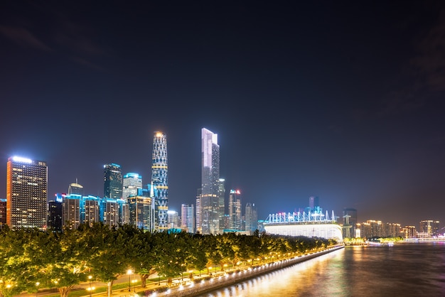 Vue aérienne de la croisière nocturne de la rivière des Perles de Guangzhou