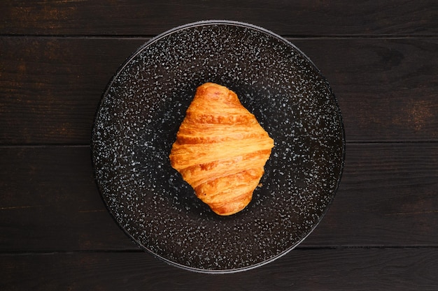 Vue aérienne d'un croissant fraîchement cuit sur une assiette