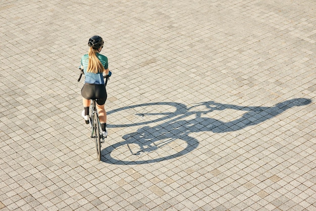 Vue aérienne d'une cycliste professionnelle faisant du vélo à l'extérieur par une chaude journée ensoleillée