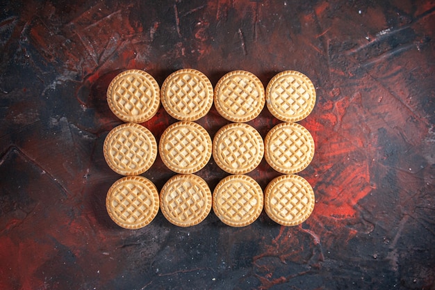 Vue aérienne de délicieux biscuits disposés en rangées sur fond de couleurs mélangées avec espace libre