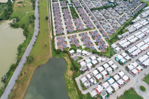 Vue aérienne depuis la vue de dessus du drone sur le village en saison estivale et les toits des maisons Vue à vol d'oiseau des routes