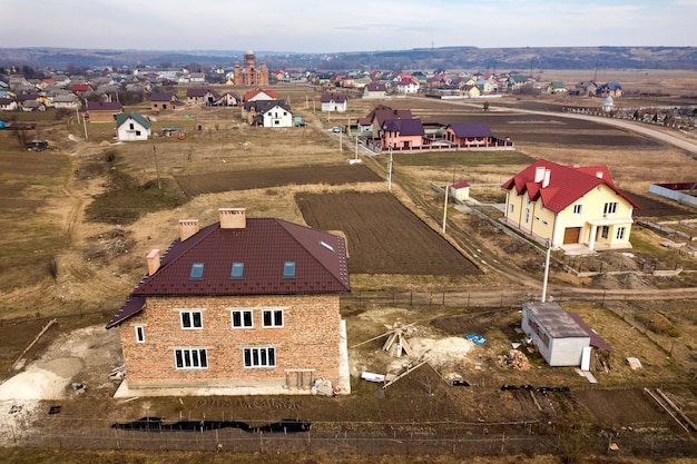 Vue Aérienne De Dessus De La Banlieue Avec De Belles Maisons Et Voitures Aux Beaux Jours.