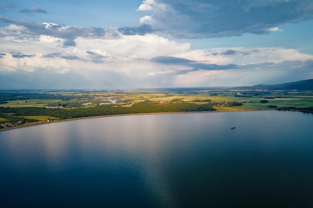 Vue aérienne de dessus d'un beau paysage avec un grand lac contre des formes de montagnes au jour d'été mietko