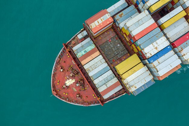 Vue aérienne de dessus d'un cargo transportant un conteneur pour importer des marchandises d'exportation au client