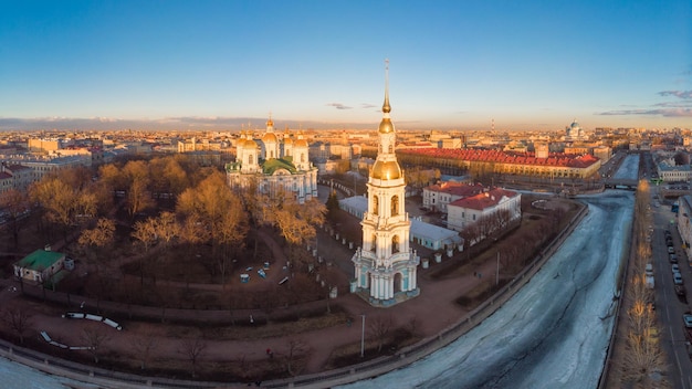 Vue aérienne de dessus de la cathédrale de la mer navale Saint-Nicolas. Canal Griboïedov en journée d'hiver Petersburg Russie