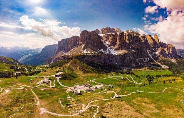 Photo vue aérienne de dessus depuis un drone jusqu'au magnifique paysage alpin et prairies du col gardena avec le majestueux groupe de montagnes de sella dans les alpes dolomiti tyrol du sud dolomites passo di val gardena italie