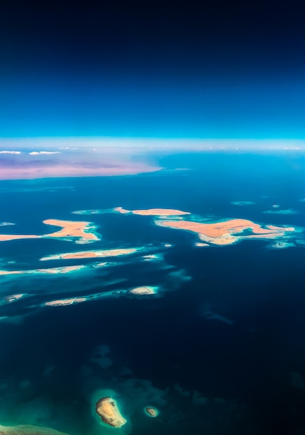 vue aérienne de dessus depuis les îles désertiques égyptiennes de la côte de l'avion. Mer rouge Sharm Al Sheikh Egypte