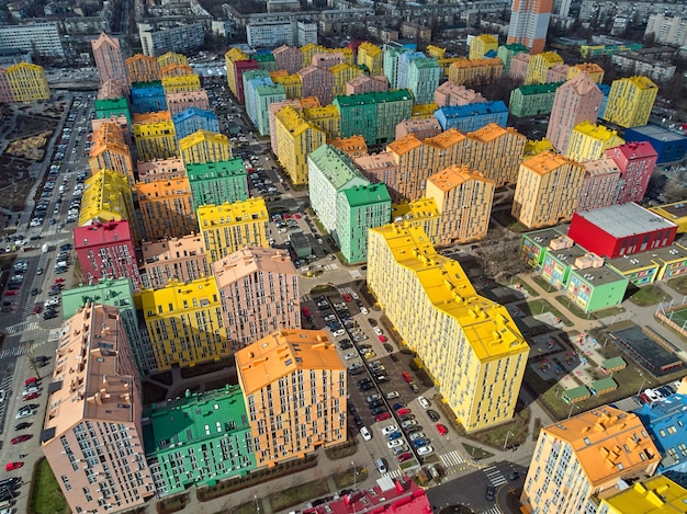 Vue aérienne de dessus d'un drone dans la ville moderne colorée