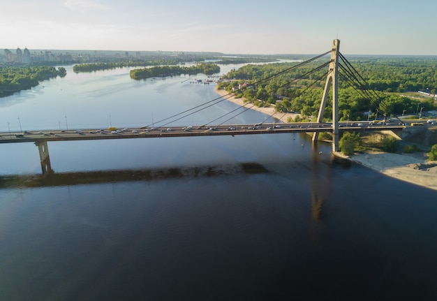 Vue aérienne de dessus du Dniepr et du pont Moskovskiy dans la ville de Kiev, Ukraine