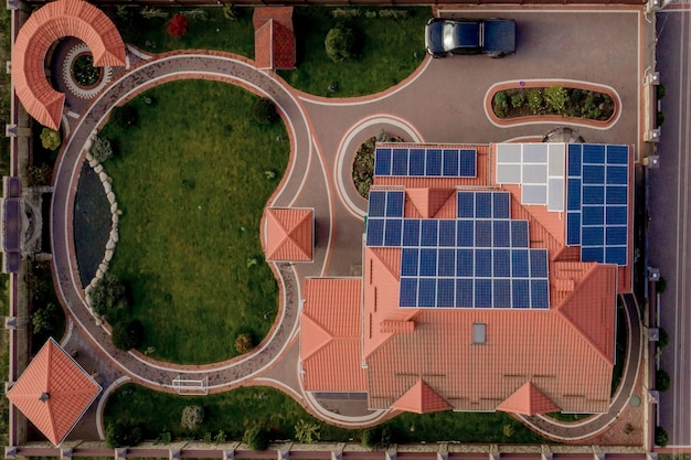 Vue aérienne de dessus du nouveau chalet maison d'habitation moderne avec panneaux bleus. Concept de production d'énergie verte écologique renouvelable.