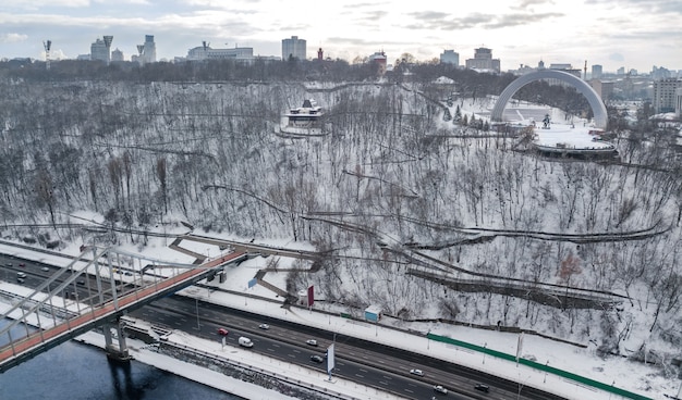 Vue Aérienne De Dessus Du Pont Du Parc Piétonnier En Hiver Et Le Dniepr Par Le Haut, Neige Paysage Urbain De Kiev, Ville De Kiev, Ukraine